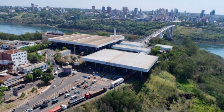 Receita Federal regista novo recorde diário no tráfego de caminhões na Ponte da Amizade