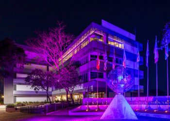 PTI recebe iluminação especial para o Outubro Rosa e Novembro Azul