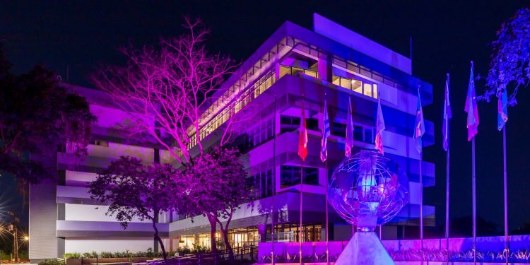 PTI recebe iluminação especial para o Outubro Rosa e Novembro Azul