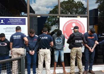 Brasileiros presos com fuzis no Paraguai são expulsos pela Ponte da Amizade