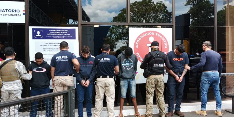 Brasileiros presos com fuzis no Paraguai são expulsos pela Ponte da Amizade