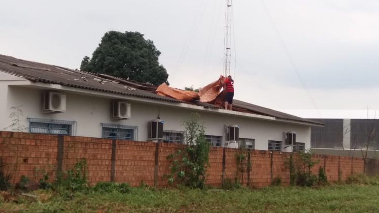 Seis escolas municipais e três CMEIs cancelam aulas devido ao temporal do fim de semana