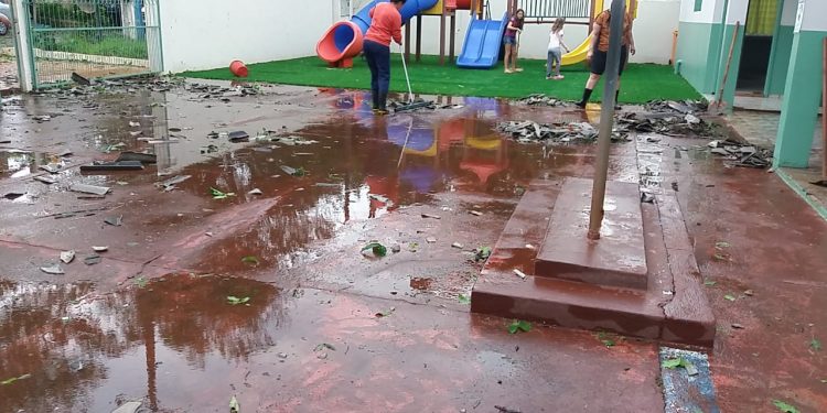 Seis escolas municipais e três CMEIs cancelam aulas devido ao temporal do fim de semana