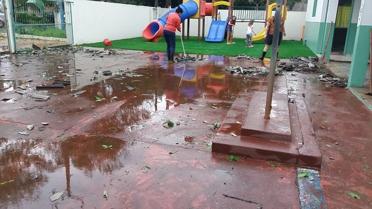 Seis escolas municipais e três CMEIs cancelam aulas devido ao temporal do fim de semana