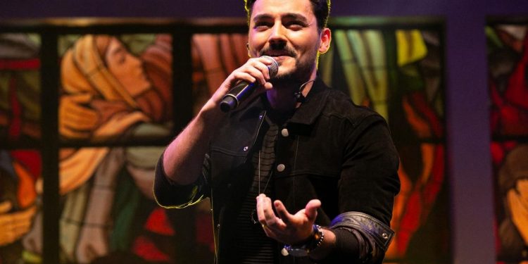 Festa dos Carismas 2021 terá show com Thiago Brado