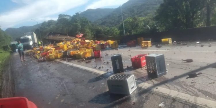 Paraná: caminhão de cerveja bate contra outro carregado com carne