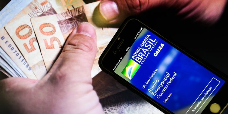 Nascidos em novembro e dezembro podem sacar auxílio emergencial