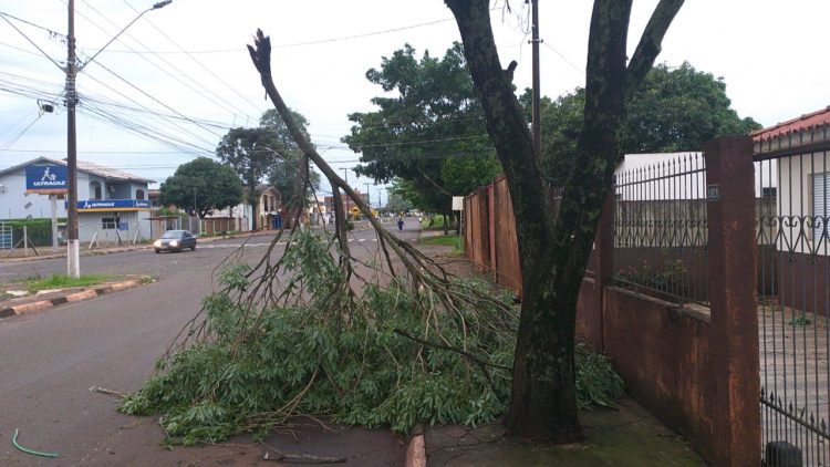 Temporal deixa 120 mil pessoas sem luz em Foz do Iguaçu e STI