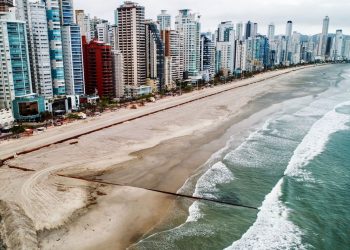 Draga usada no alargamento da praia de Balneário Camboriú reabastece no Paraná