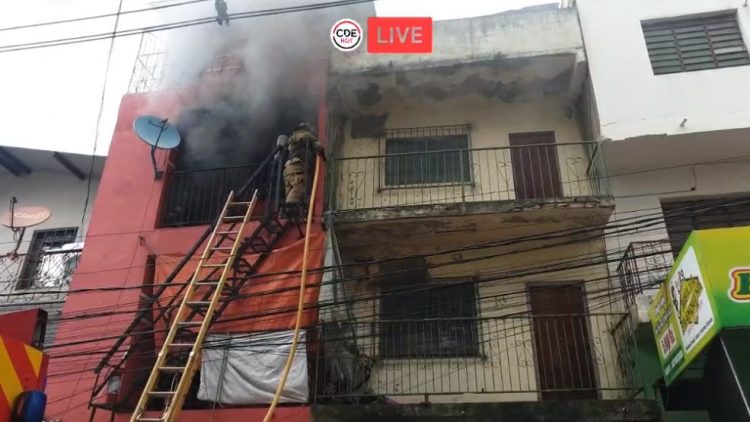 Incêndio em prédio no centro de Cidade do Leste
