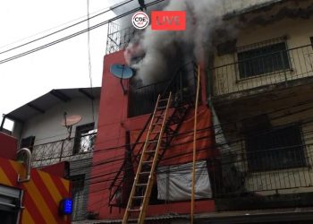 Incêndio em prédio no centro de Cidade do Leste