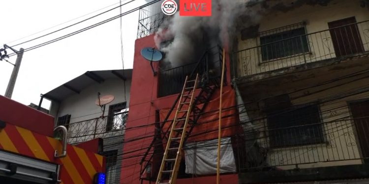 Incêndio em prédio no centro de Cidade do Leste