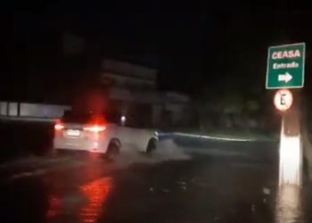 Chuva causa alagamentos em pontos da Avenida Juscelino Kubistchek