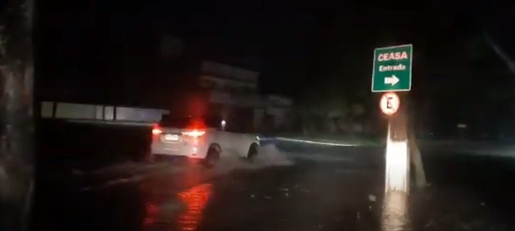 Chuva causa alagamentos em pontos da Avenida Juscelino Kubistchek