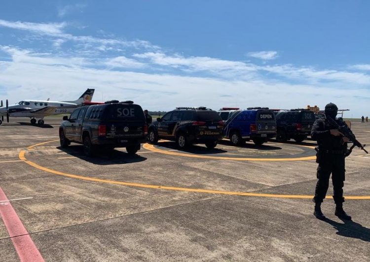 Presos em Ponta Porã são transferidos pelo Aeroporto de Foz do Iguaçu