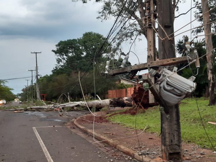 Temporal deixa 120 mil pessoas sem luz em Foz do Iguaçu e STI