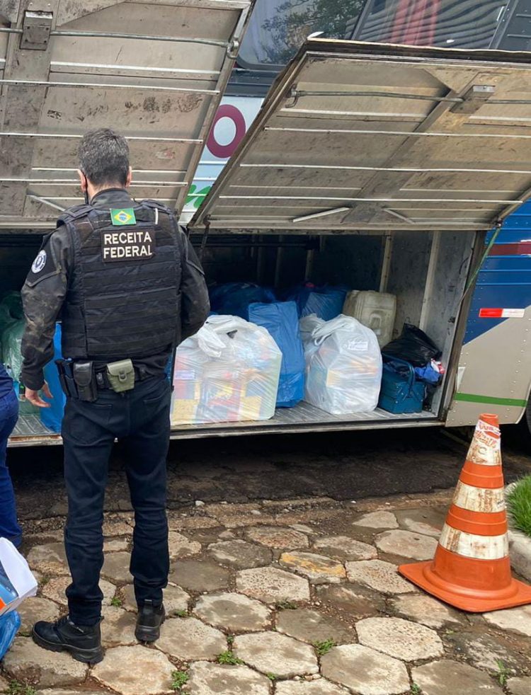RF apreende três ônibus que saíam da fronteira com contrabando para São Paulo