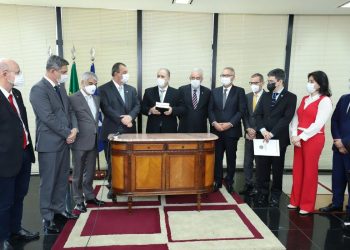 Integrantes da CPI da pandemia entregam relatório final à PGR e ao STF