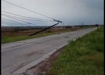 Temporal derrubou 21 postes na Avenida Tarquínio Joslin dos Santos, região norte de Foz do Iguaçu