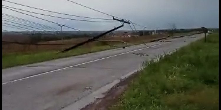 Temporal derrubou 21 postes na Avenida Tarquínio Joslin dos Santos, região norte de Foz do Iguaçu