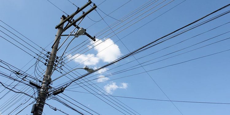 Homem morre eletrocutado ao tentar religar rede elétrica em Foz do Iguaçu