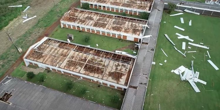 Imagem mostra destruição na Unioeste após temporal em Foz do Iguaçu