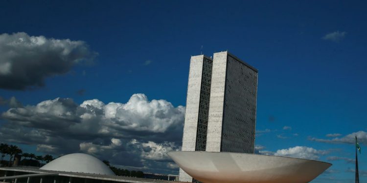 CCJ da Câmara aprova suspensão de validade de concursos na pandemia