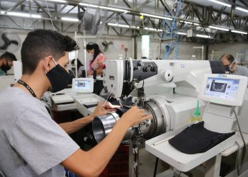 Indústria paranaense cresce 1,5% em agosto e mantém alta no ano, aponta IBGE