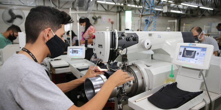 Indústria paranaense cresce 1,5% em agosto e mantém alta no ano, aponta IBGE