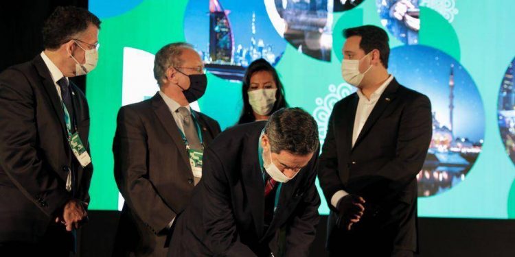 Paraná e Câmara de Comércio Árabe-Brasileira formalizam acordos para intensificar a parceria