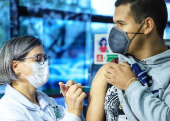 Paraná chega a 5,6 milhões de pessoas vacinadas com as duas doses contra a Covid