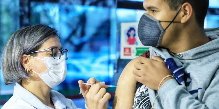 Paraná chega a 5,6 milhões de pessoas vacinadas com as duas doses contra a Covid