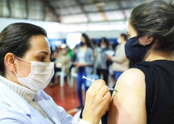 Paraná chega a 99% da população adulta vacinada contra a Covid-19