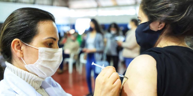 Paraná chega a 99% da população adulta vacinada contra a Covid-19