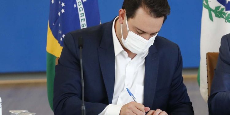 Ratinho Jr. sanciona lei que transfere renda de R$ 80 para famílias vulneráveis