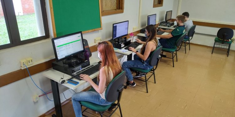 Central Plantão Covid atende apenas por WhatsApp neste domingo
