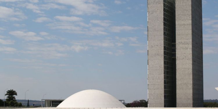Congresso prorroga prazo de MP que cria o Auxílio Brasil