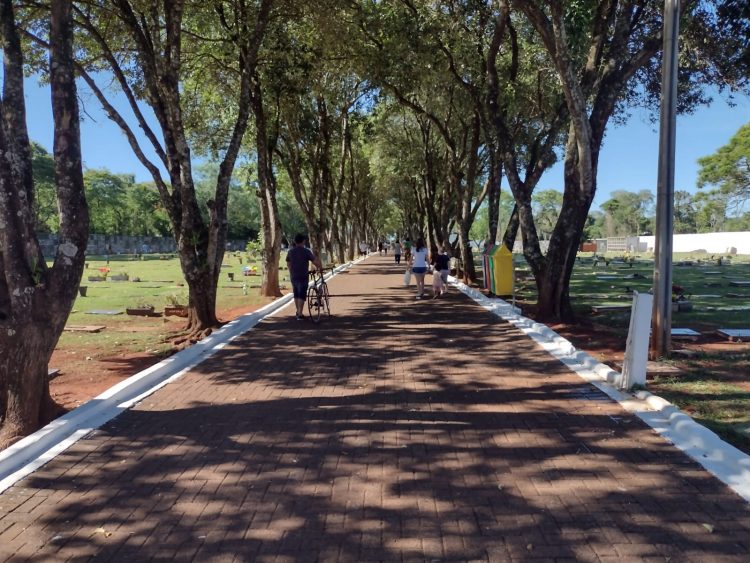 Cerca de 30 mil pessoas devem passar pelos cemitérios de Foz do Iguaçu na terça