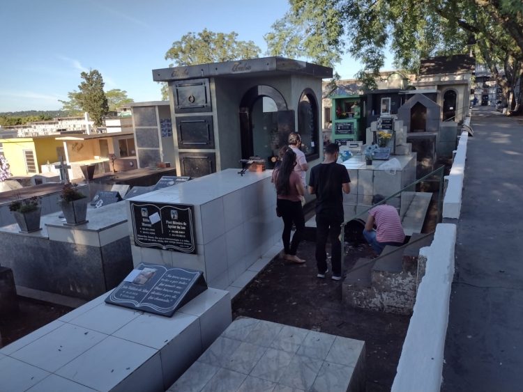 Cerca de 30 mil pessoas devem passar pelos cemitérios de Foz do Iguaçu na terça