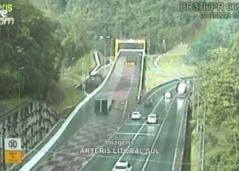 Vídeo: Carreta sem freios acessa área de escape para evitar acidente na BR-376