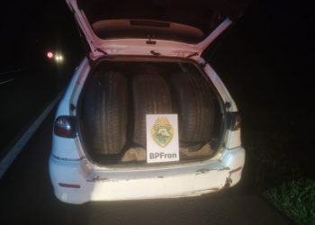 BPFron apreende pneus contrabandeados em veículo em SMI