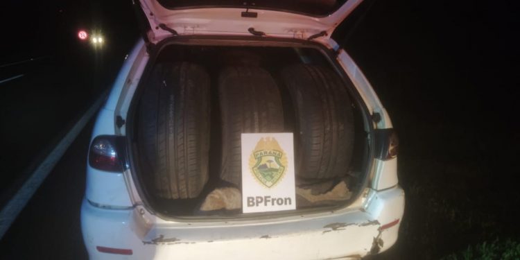 BPFron apreende pneus contrabandeados em veículo em SMI