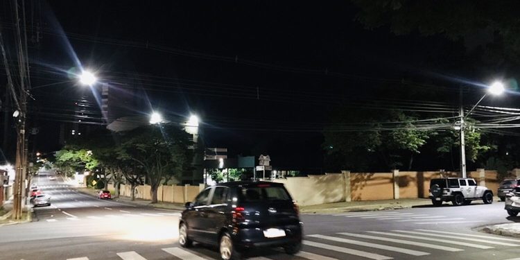 Cruzamento entre as ruas Jorge Sanwais e Santos Dumont está sem semáforo