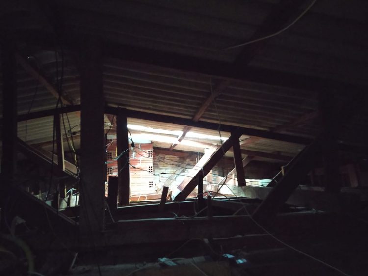 Temporal derruba parte da decoração de natal em Foz; danos não afetam programação