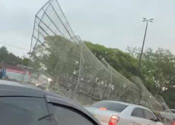 Temporal derruba parte da decoração de natal em Foz; danos não afetam programação