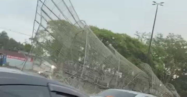 Temporal derruba parte da decoração de natal em Foz; danos não afetam programação