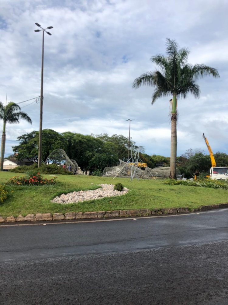 Temporal derruba parte da decoração de natal em Foz; danos não afetam programação