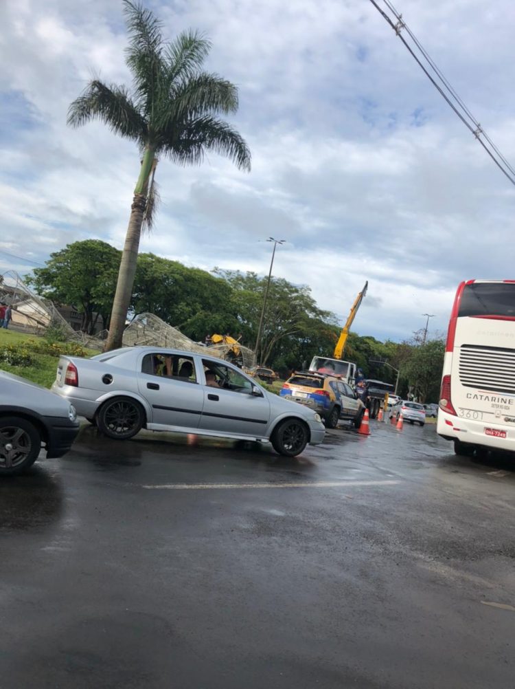 Temporal derruba parte da decoração de natal em Foz; danos não afetam programação