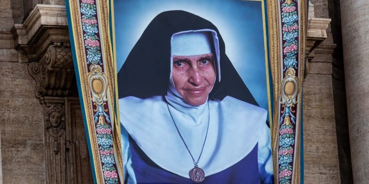 Senador retira proposta de criação de feriado de Santa Dulce dos Pobres