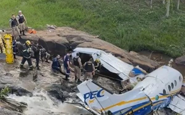 Avião com Marília Mendonça cai no interior de MG